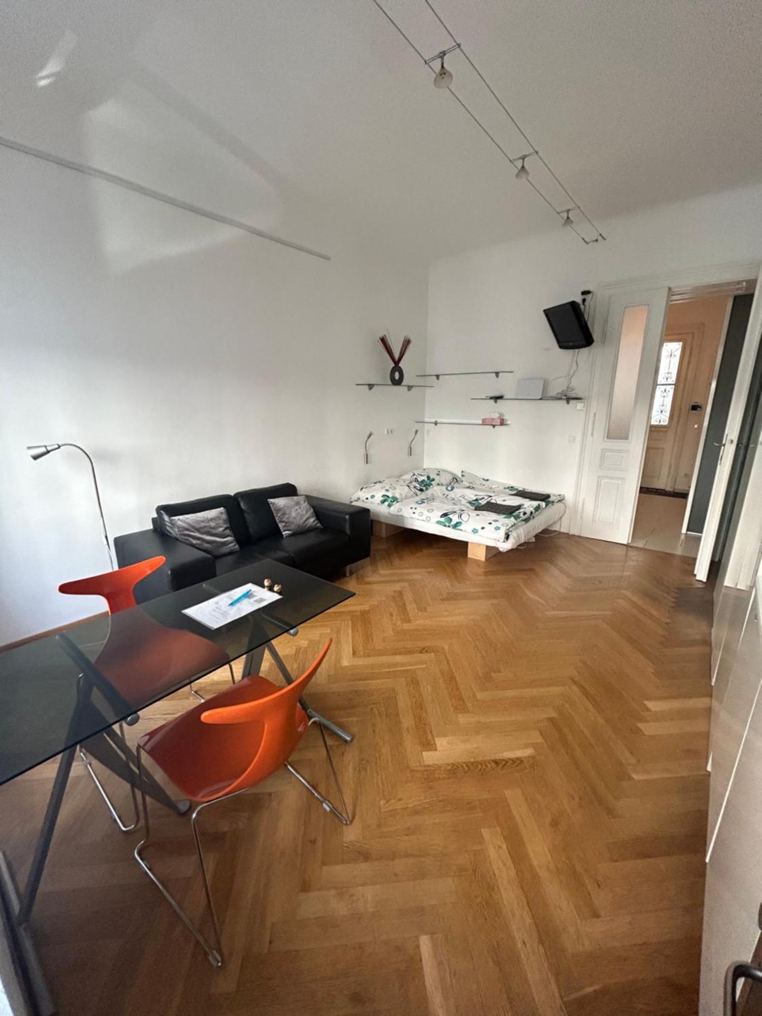 Designer In Location * Viena