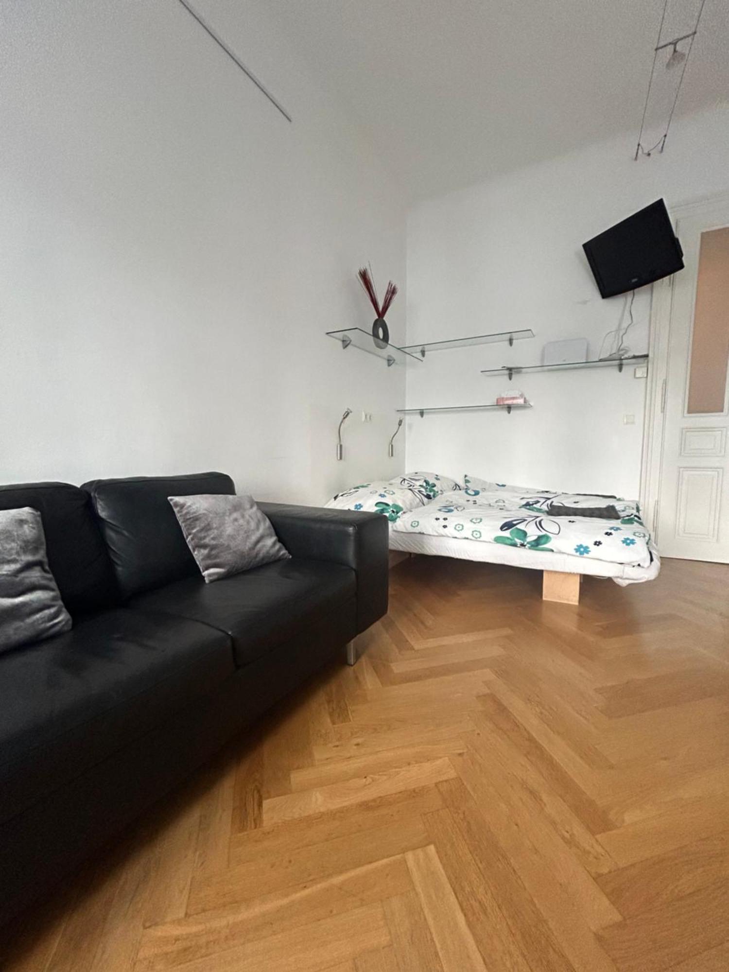 Designer In Location * Viena